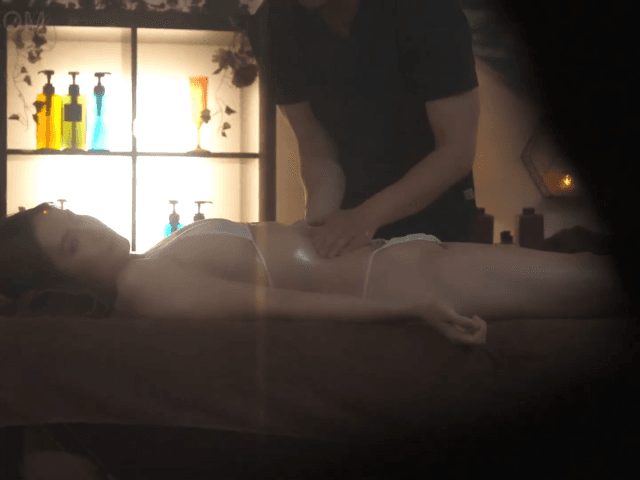 Chồng nhìn vợ bị nhân viên massage đụ qua tấm gương hai chiều