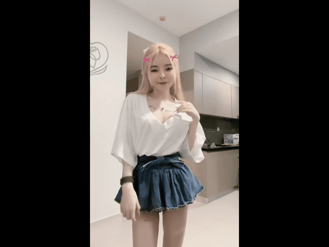 Gái xinh show vú hồng trên live